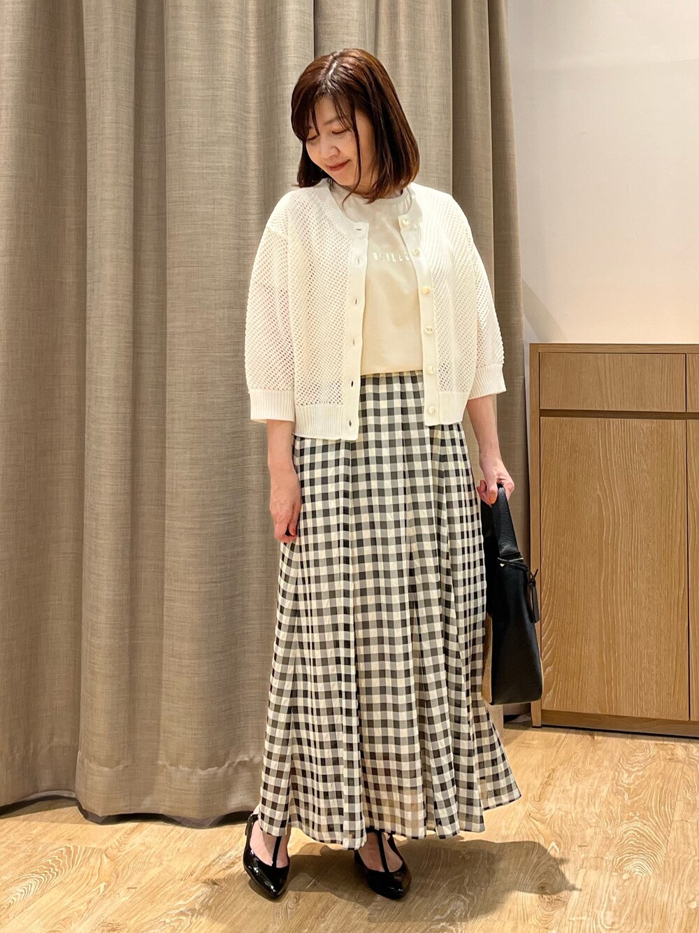「夏コーデ、大人カジュアル、大人女子、チェックスカート、メッシュトップス、カーディガン、ロゴTシャツ、きれいめカジュアル、シンプル、大人コーデ、レディースファッション、お出かけコーデ、おでかけコーデ、ストラップシューズ、ミュール」｜「NOLLEY’Sの《手洗い可能》メッシュ5分袖カーディガン（カーディガン/ボレロ、ホワイト系）」を使った、ITOさん（レディース・156cm）の春コーディネートの1枚目の写真