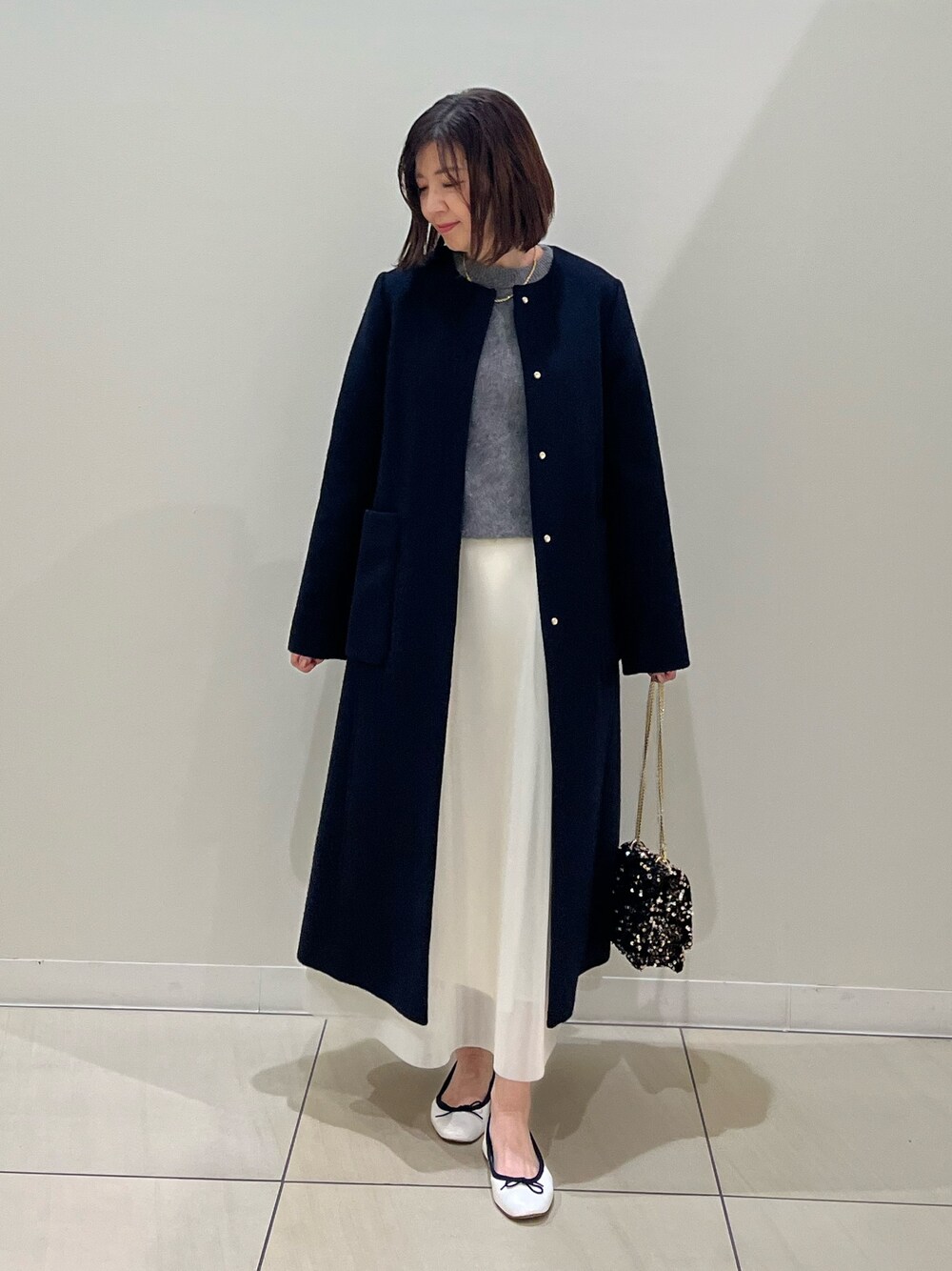 「冬アウター、コート、コートスタイル、コートコーデ、ロングコート、スカート、スカートスタイル、スカートコーデ、お出かけコーデ、きれいめコーデ、ニット、冬コーデ、クリスマスに着たい服、ニットコーデ、お洒落さんとつながりたい」｜「NOLLEY’Sのウォッシャブルシアーダンボールタックスカート（スカート、ホワイト系）」を使った、ITOさん（レディース・156cm）の冬コーディネートの1枚目の写真