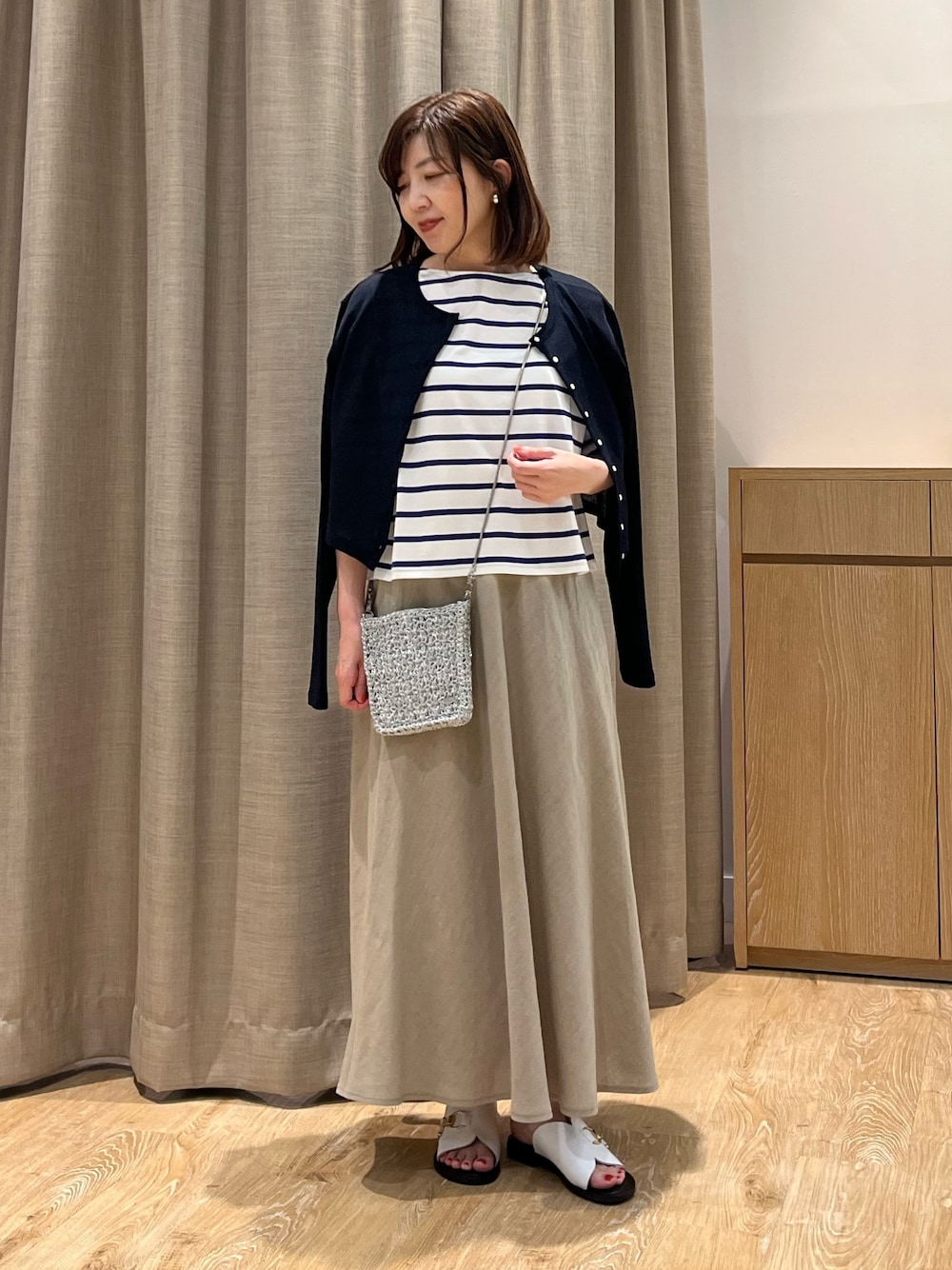 「レイヤードスタイル、ボーダー、リネンスカート、ポシェット、夏コーデ、リラックススタイル、夏ファッション、オトナカワイイ、ベージュ、初夏コーデ、Tシャツ、カーディガン、シンフルコーデ、オトナカジュアル、サンダル」｜「NOLLEY’Sの《アンサンブル対応》シアーワッフル2WAYカーディガン（カーディガン/ボレロ、ブルー系）」を使った、ITOさん（レディース・156cm）の夏コーディネートの1枚目の写真