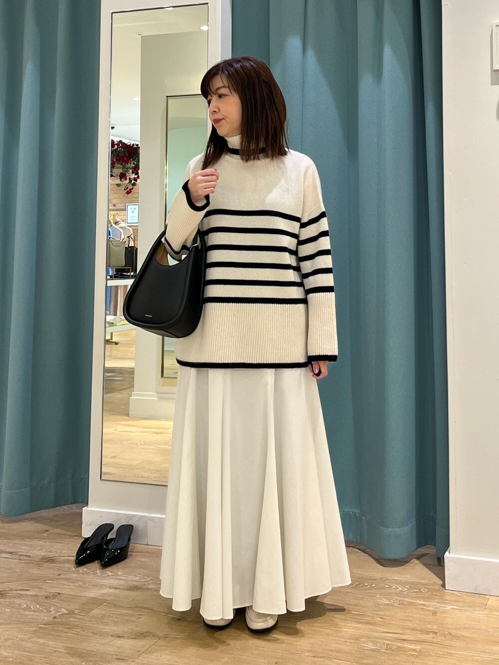 「休日スタイル、タートルネック、ボーダー、ニット、ロングスカート、ニットコーデ、タートルネックニット、ボーダートップス、ボーダーニット、秋冬コーデ、オトナカジュアル、冬ファッション、大人可愛い、シンプルコーデ、ビッグシルエット」｜「NOLLEY’Sのウールカシミヤタートルネックプルオーバーニット（ニット/セーター、ホワイト系）」を使った、ITOさん（レディース・156cm）の冬コーディネートの1枚目の写真