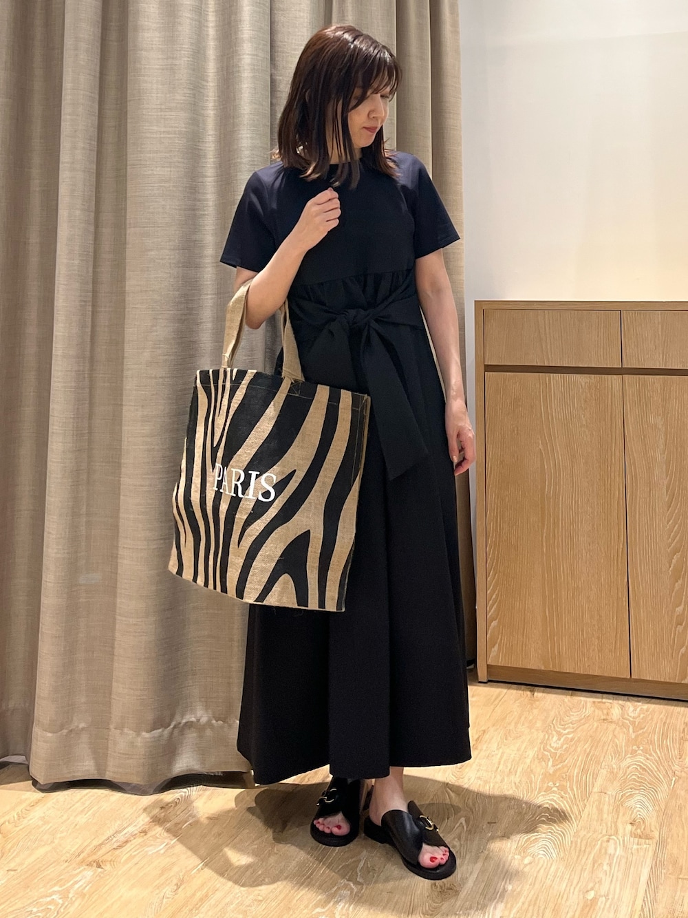 「ワンピース、ワンピーススタイル、ワンピースコーデ、ビスチェ風、リボン、夏コーデ、サンダル、休日スタイル、オトナカジュアル、オトナ女子、大人コーデ、大人カジュアルコーデ、大人かわいい、オトナカワイイ、黒」｜「NOLLEY’Sのビスチェ風コンビワンピース（ワンピース、ブルー系）」を使った、ITOさん（レディース・156cm）の夏コーディネートの1枚目の写真