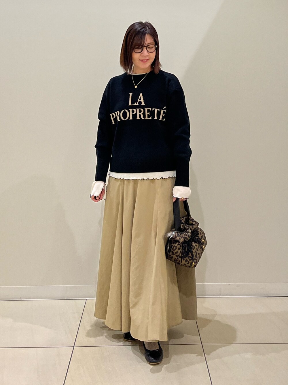 「ロゴニット、重ね着、レイヤードスタイル、ニット、休日スタイル、メガネ女子、秋冬コーデ、着回しコーデ、おでかけコーデ、おしゃれさんと繋がりたい、シンプルコーデ、オトナカジュアル、大人女子、ブラック、ニットコーデ」｜「NOLLEY’SのMY STANDARDウォッシャブルリブクルーネックプルオーバーカットソー（Tシャツ/カットソー、ホワイト系）」を使った、ITOさん（レディース・156cm）の秋コーディネートの1枚目の写真