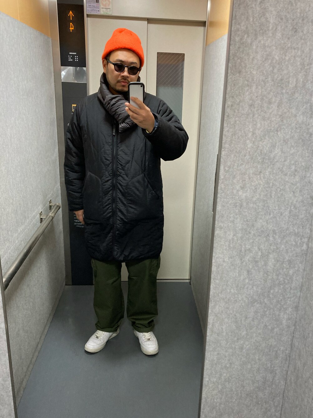 「休日コーデ、秋冬コーデ、シンプルスタイル、オーバーサイズ、カジュアル、ニット帽」｜「THE NORTH FACE PURPLE LABELのアイテム（カーゴパンツ、グリーン系）」を使った、Texas  Steakさん（メンズ・178cm）の冬コーディネートの1枚目の写真
