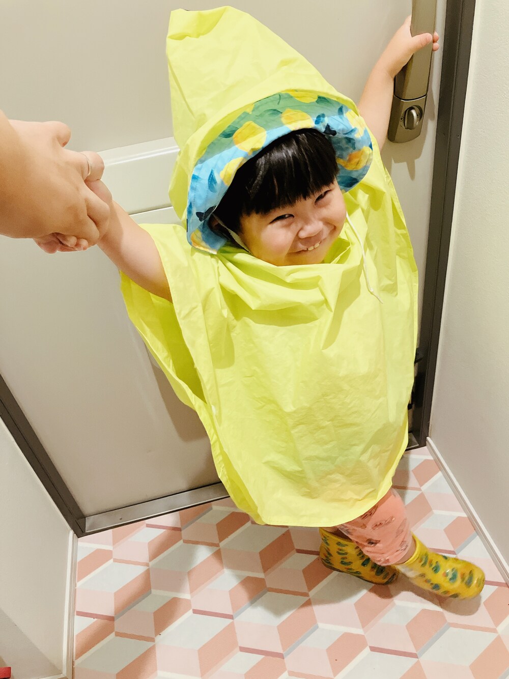 「登園スタイル、こどもコーデ、春夏コーデ、梅雨コーデ」｜「3coinsのアイテム（ポンチョ、イエロー系）」を使った、りんちゃんのさん（キッズ・90cm）の春コーディネートの1枚目の写真