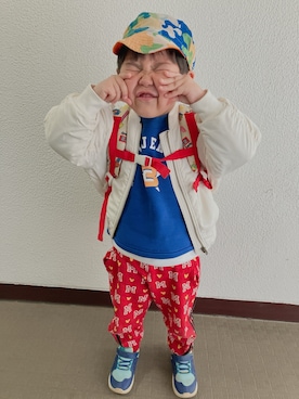 「adidas（アディダス）のアイテム（スウェットパンツ、レッド系）」を使った、りんちゃんのさん（キッズ・100cm）の春コーディネート