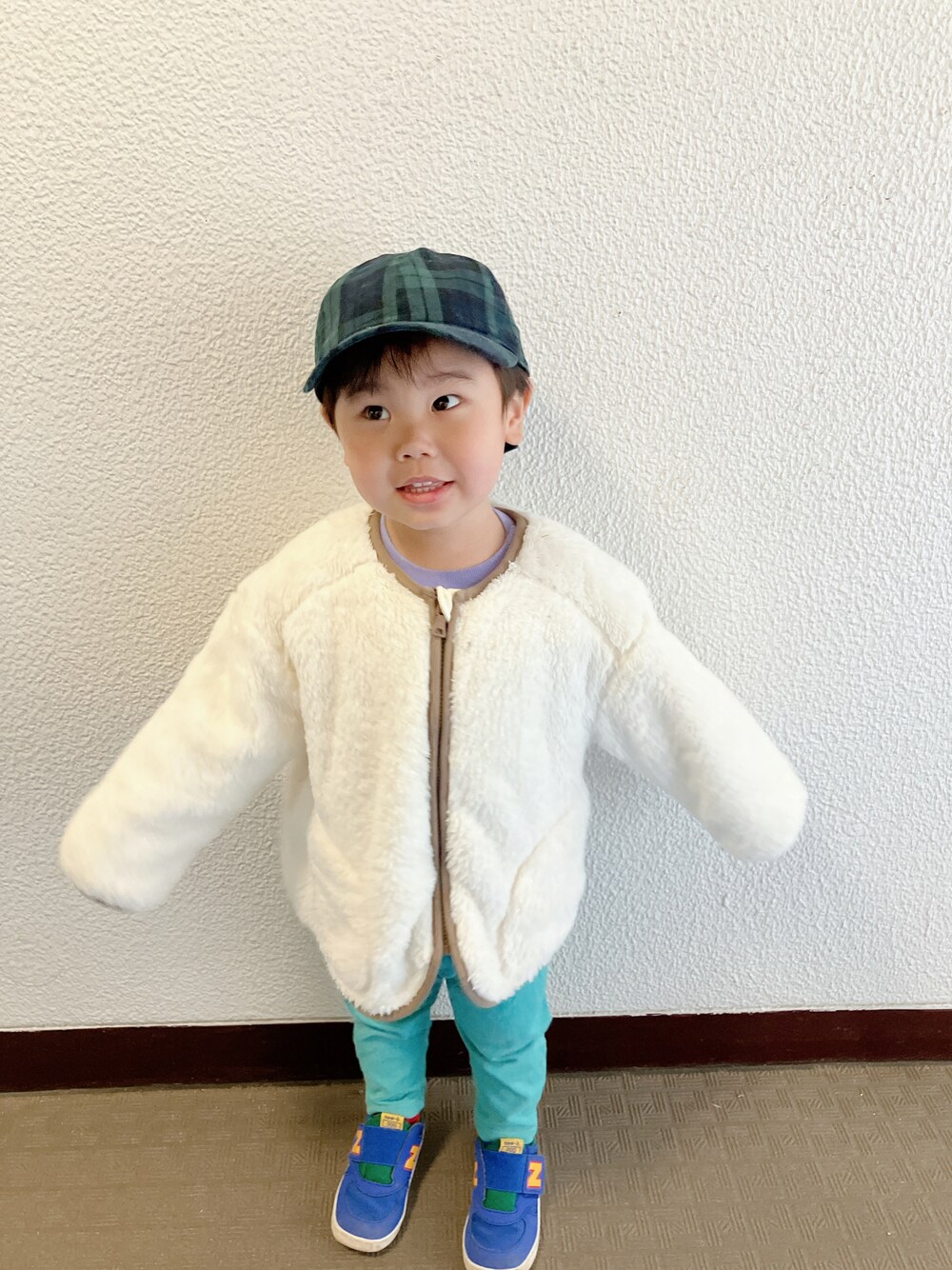 「春のおしゃ見えテクニック、登園スタイル、おでかけコーデ、春コーデ、キャップ」｜「UNIQLOのアイテム（その他アウター、ホワイト系）」を使った、りんちゃんのさん（キッズ・90cm）の春コーディネートの1枚目の写真