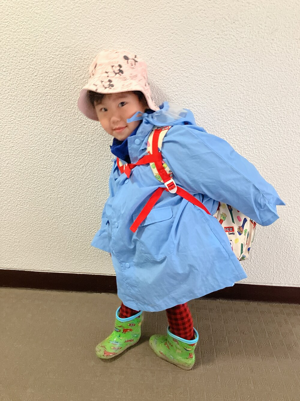 「登園スタイル、今日のコーデ、雨の日コーデ」｜「西松屋のアイテム（レインシューズ、グリーン系）」を使った、りんちゃんのさん（キッズ・100cm）の春コーディネートの1枚目の写真