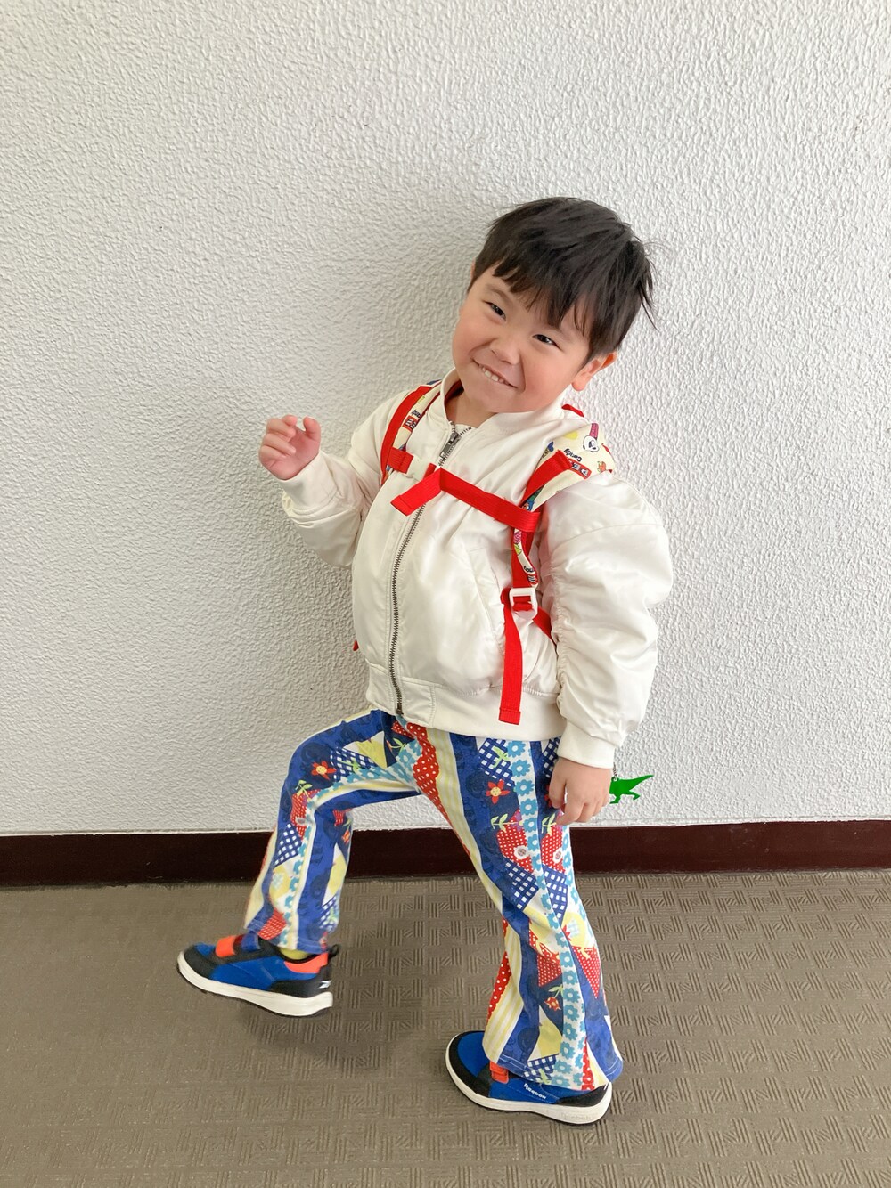 「登園スタイル、古着MIX、MA-1」｜「GUのアイテム（MA-1、ホワイト系）」を使った、りんちゃんのさん（キッズ・100cm）の春コーディネートの1枚目の写真