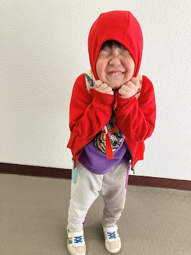 「UNIQLO（ユニクロ）のアイテム（パーカー、レッド系）」を使った、りんちゃんのさん（キッズ・100cm）の春コーディネート