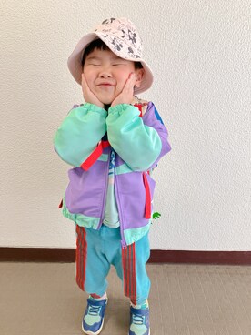 「MARKEY'S（マーキーズ）のアイテム（スウェットパンツ、ブルー系）」を使った、りんちゃんのさん（キッズ・100cm）の春コーディネート