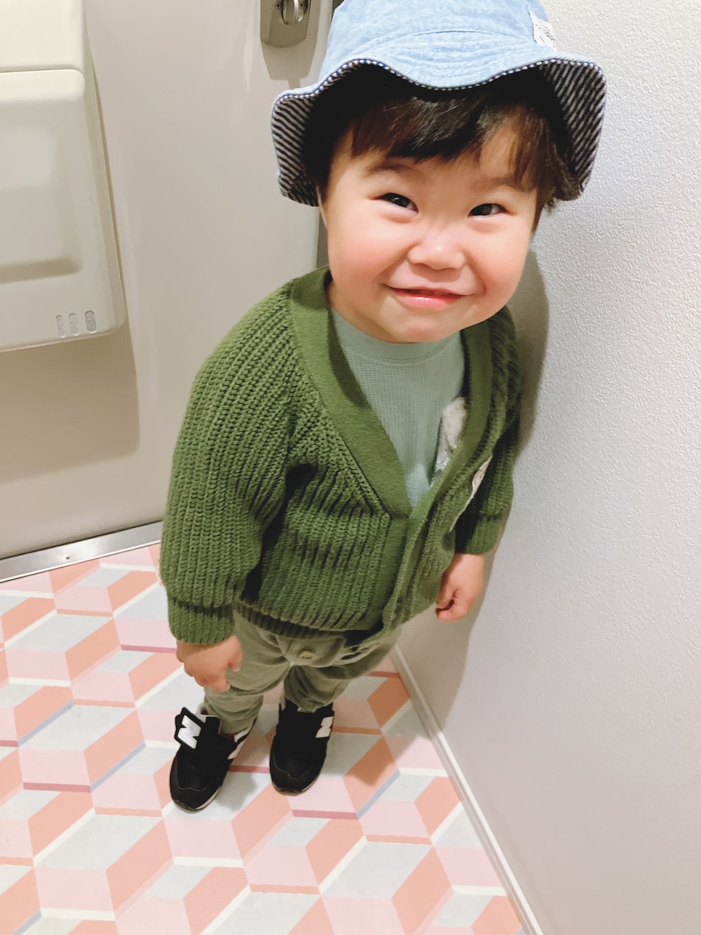 「春服デビュー宣言、登園スタイル、キッズコーデ、カジュアルコーデ、おとこのこ」｜「RAGMARTのアイテム（カーディガン/ボレロ、グリーン系）」を使った、りんちゃんのさん（キッズ・90cm）の春コーディネートの1枚目の写真