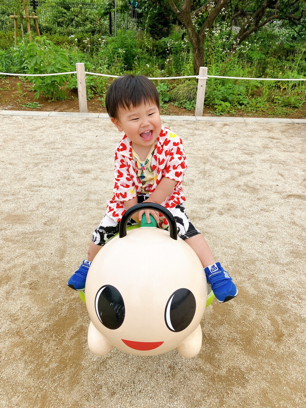 「男の子、ゆるコーデ、中国ブランド、なみすけ」｜「アリババのやつのアイテム（シャツ/ブラウス、レッド系）」を使った、りんちゃんのさん（キッズ・90cm）の秋コーディネートの1枚目の写真