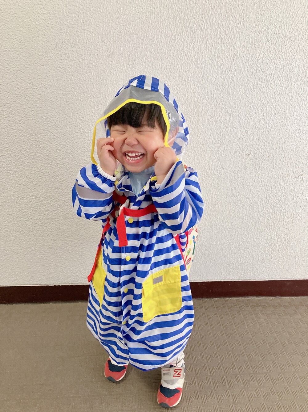 「登園スタイル、ベビーファッション、雨の日コーデ、シンプルコーデ、初夏コーデ」｜「NEW BALANCEのアイテム（スニーカー、ホワイト系）」を使った、りんちゃんのさん（キッズ・90cm）の春コーディネートの1枚目の写真