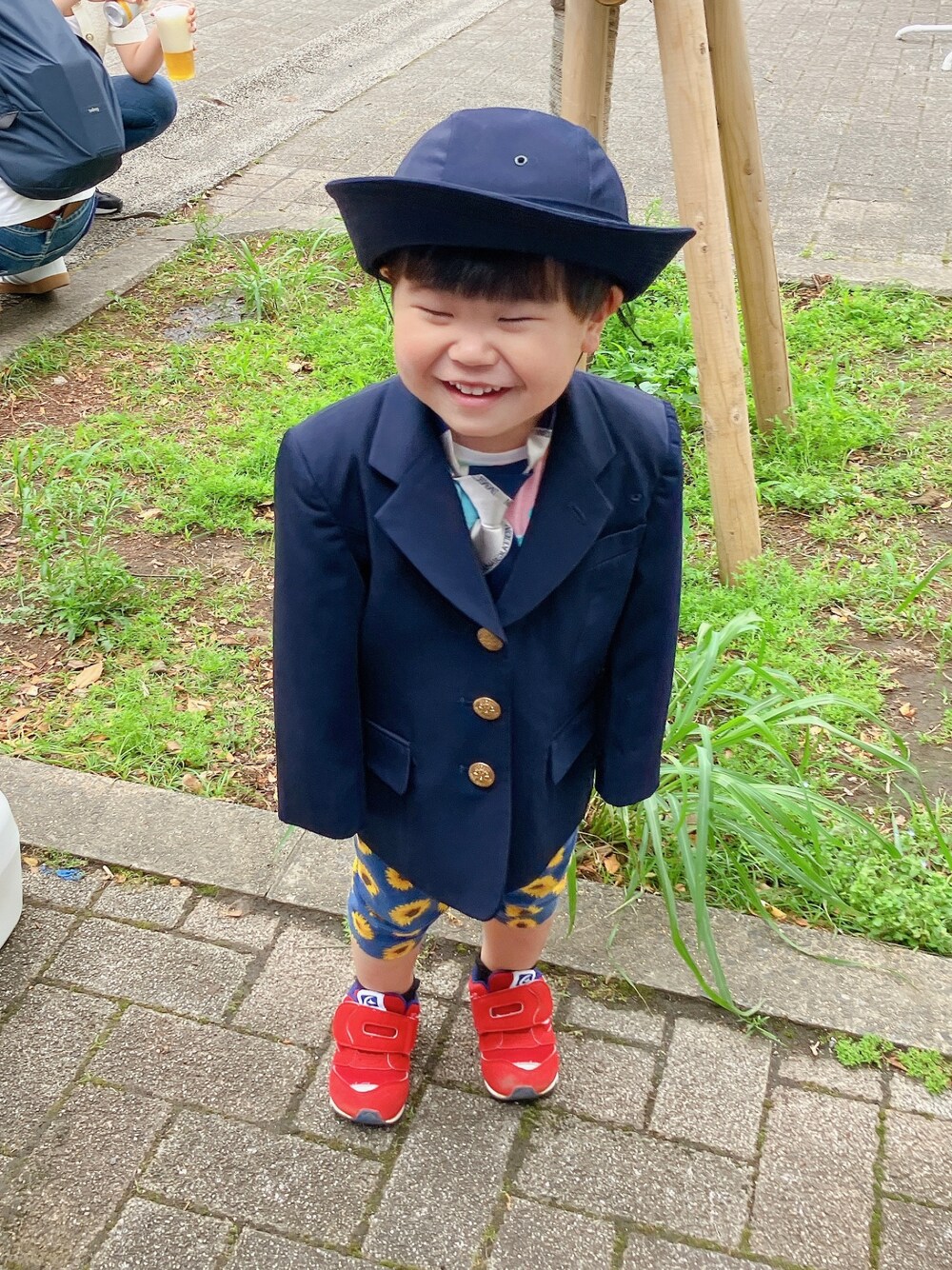 「休日スタイル、ジャケット、子ども服」｜「着させてくれた服のアイテム（スーツジャケット、ブルー系）」を使った、りんちゃんのさん（キッズ・90cm）の春コーディネートの1枚目の写真