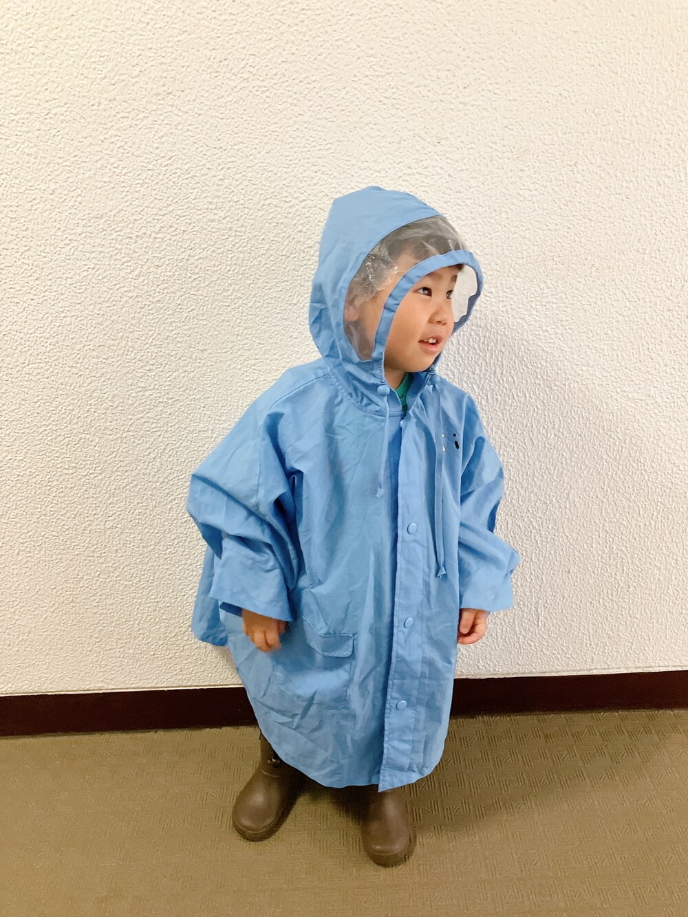 「登園スタイル、プチプラ、フェスコーデ、さらっと晴れやかスナップ、雨の日コーデ」｜「もらいもののアイテム（ポンチョ、ブルー系）」を使った、りんちゃんのさん（キッズ・100cm）の夏コーディネートの1枚目の写真