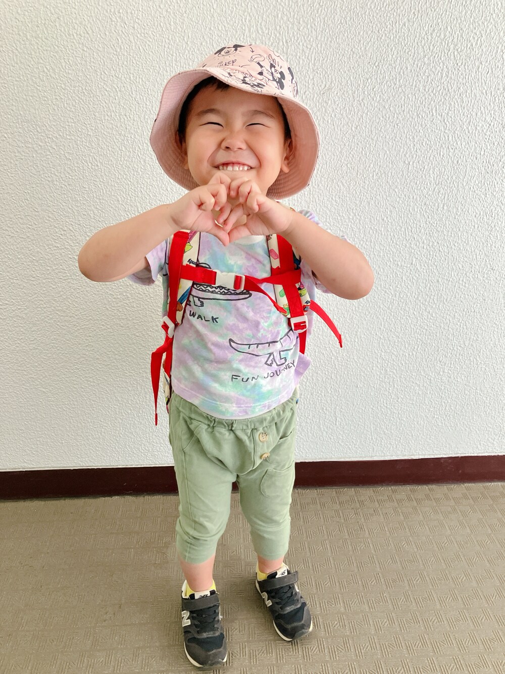 「登園スタイル、柄シャツ、タイダイ」｜「GUのアイテム（パンツ、グリーン系）」を使った、りんちゃんのさん（キッズ・100cm）の夏コーディネートの1枚目の写真