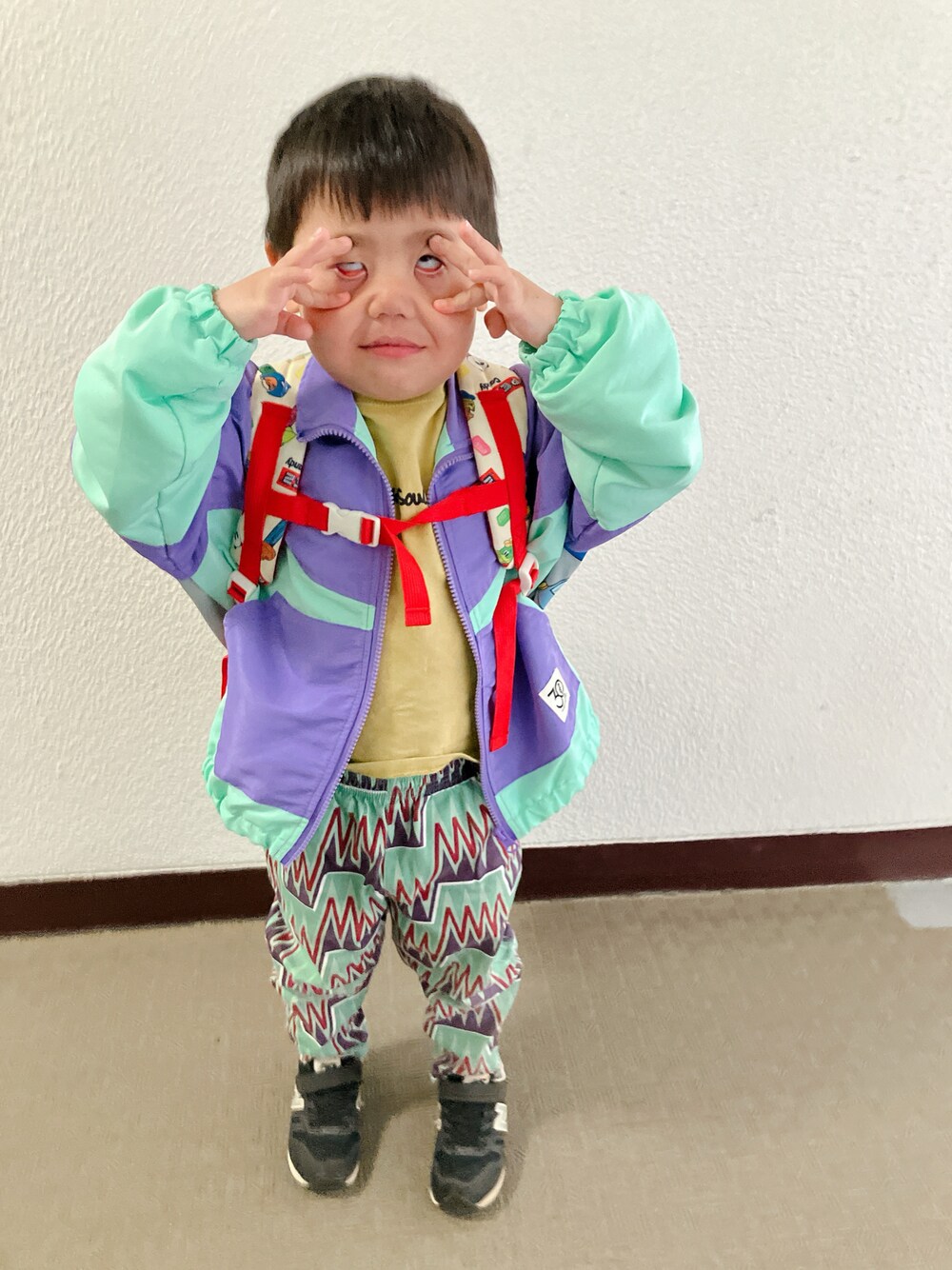 「登園スタイル、白目、レイヤードスタイル、柄パンツ」｜「NEW BALANCEのアイテム（スニーカー、ブラック系）」を使った、りんちゃんのさん（キッズ・100cm）の春コーディネートの1枚目の写真