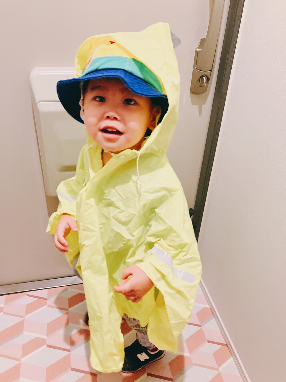 「登園スタイル、キッズファッション、雨の日コーデ」｜「3coinsのアイテム（ポンチョ、イエロー系）」を使った、りんちゃんのさん（キッズ・90cm）の夏コーディネートの1枚目の写真