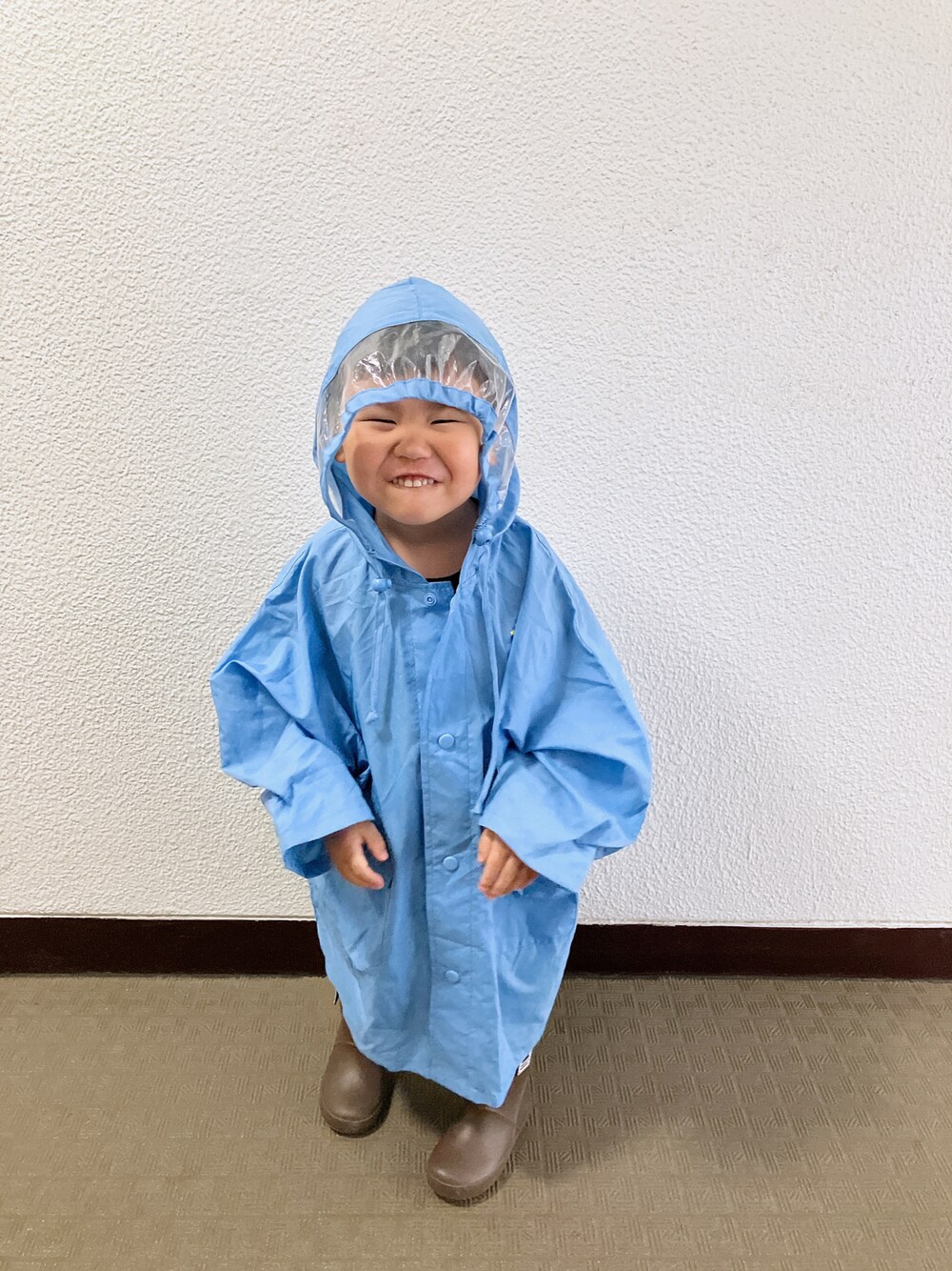 「登園スタイル、雨の日コーデ、キッズファッション」｜「もらいもののアイテム（ポンチョ、ブルー系）」を使った、りんちゃんのさん（キッズ・90cm）の夏コーディネートの1枚目の写真