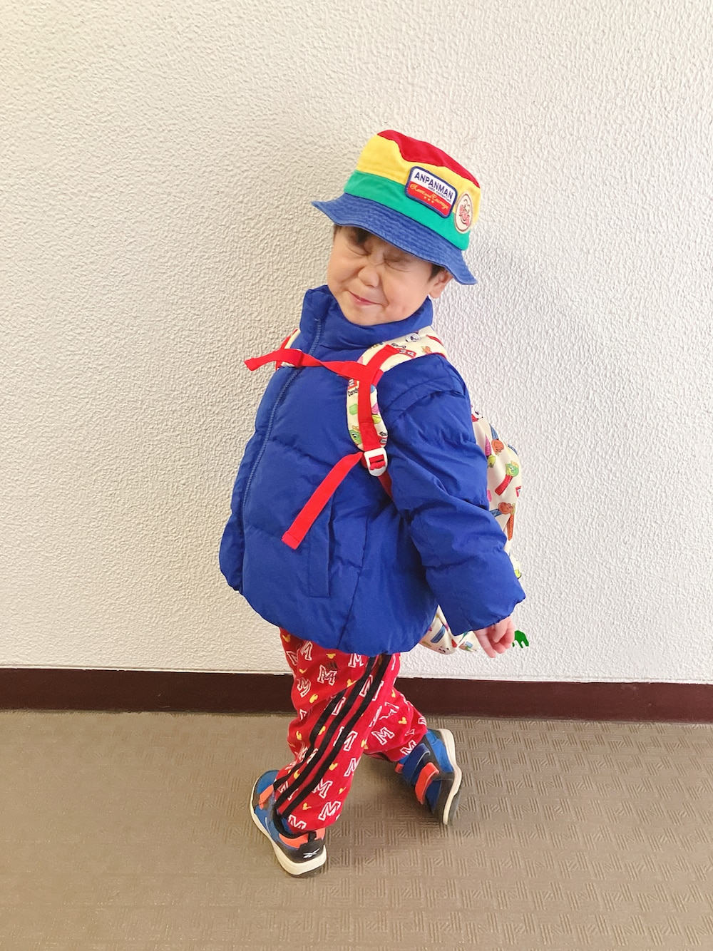「登園スタイル、チョコ色に染まれ、カジュアルコーデ、アディダス」｜「adidasのアイテム（スウェットパンツ、レッド系）」を使った、りんちゃんのさん（キッズ・100cm）の冬コーディネートの1枚目の写真