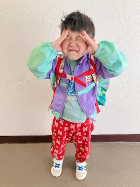 「adidas（アディダス）のアイテム（スウェットパンツ、レッド系）」を使った、りんちゃんのさん（キッズ・100cm）の春コーディネート