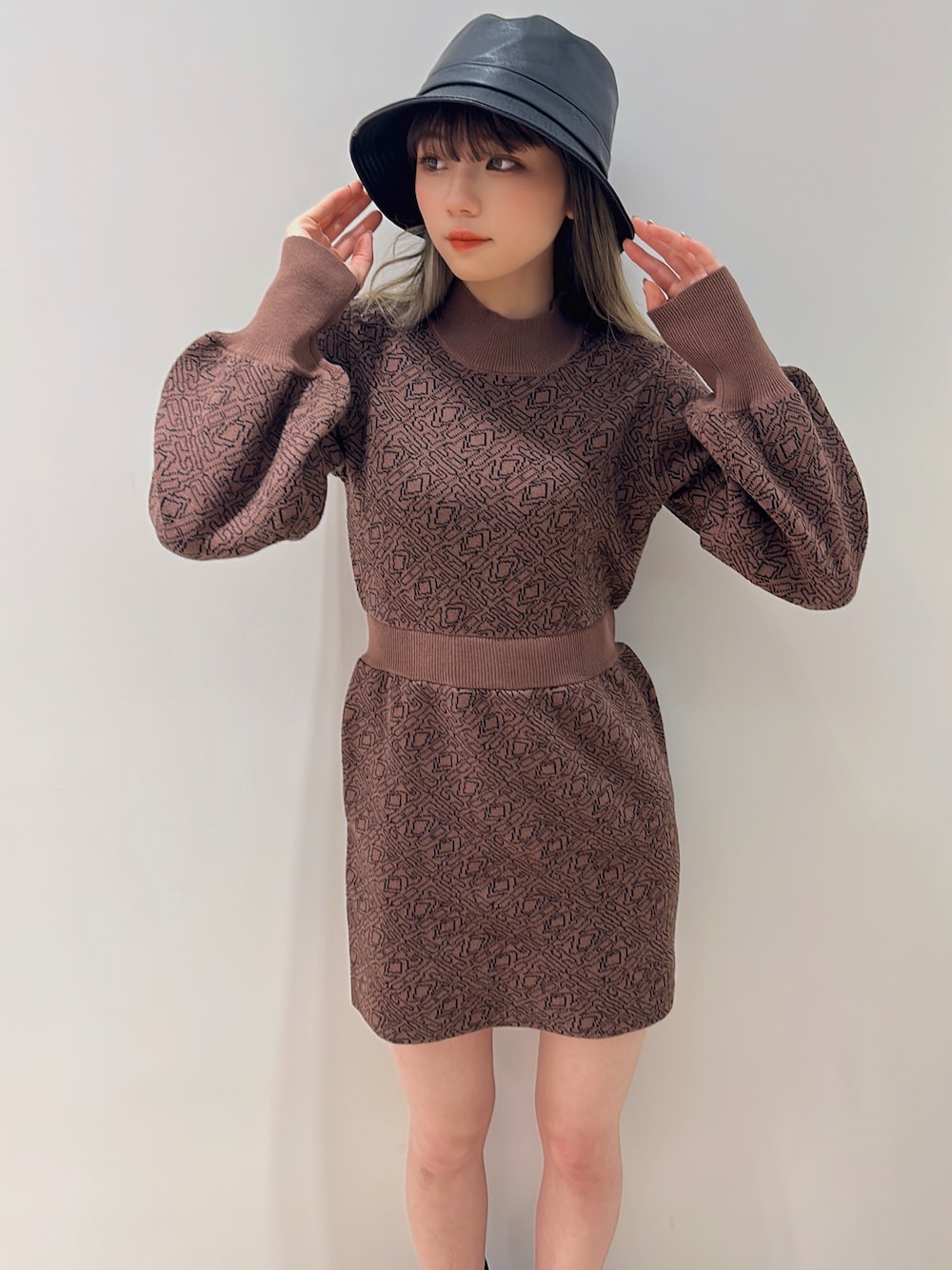 「ENVYM、envym_staff、ENVYMコーデ、envym_sendai、ENVYM#秋服、オトナ女子、キレイめコーデ、大人かわいい、バケットハット、バケハ」｜「ENVYMのフエイクレザーバケットＨＡＴ（ハット、ブラック系）」を使った、envym_miyuさん（レディース・160cm）の冬コーディネートの1枚目の写真