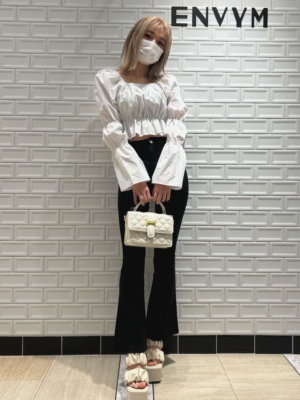 「夏コーデ、おしゃれさんと繋がりたい、大人女子、ハンドバッグ、モノトーンコーデ、フェミニン、パンツコーデ、オトナカジュアル、envym_staff、ENVYM」｜「ENVYMのキルティングスクエアBAG（ショルダーバッグ、ホワイト系）」を使った、envym_miyuさん（レディース・160cm）の夏コーディネートの1枚目の写真