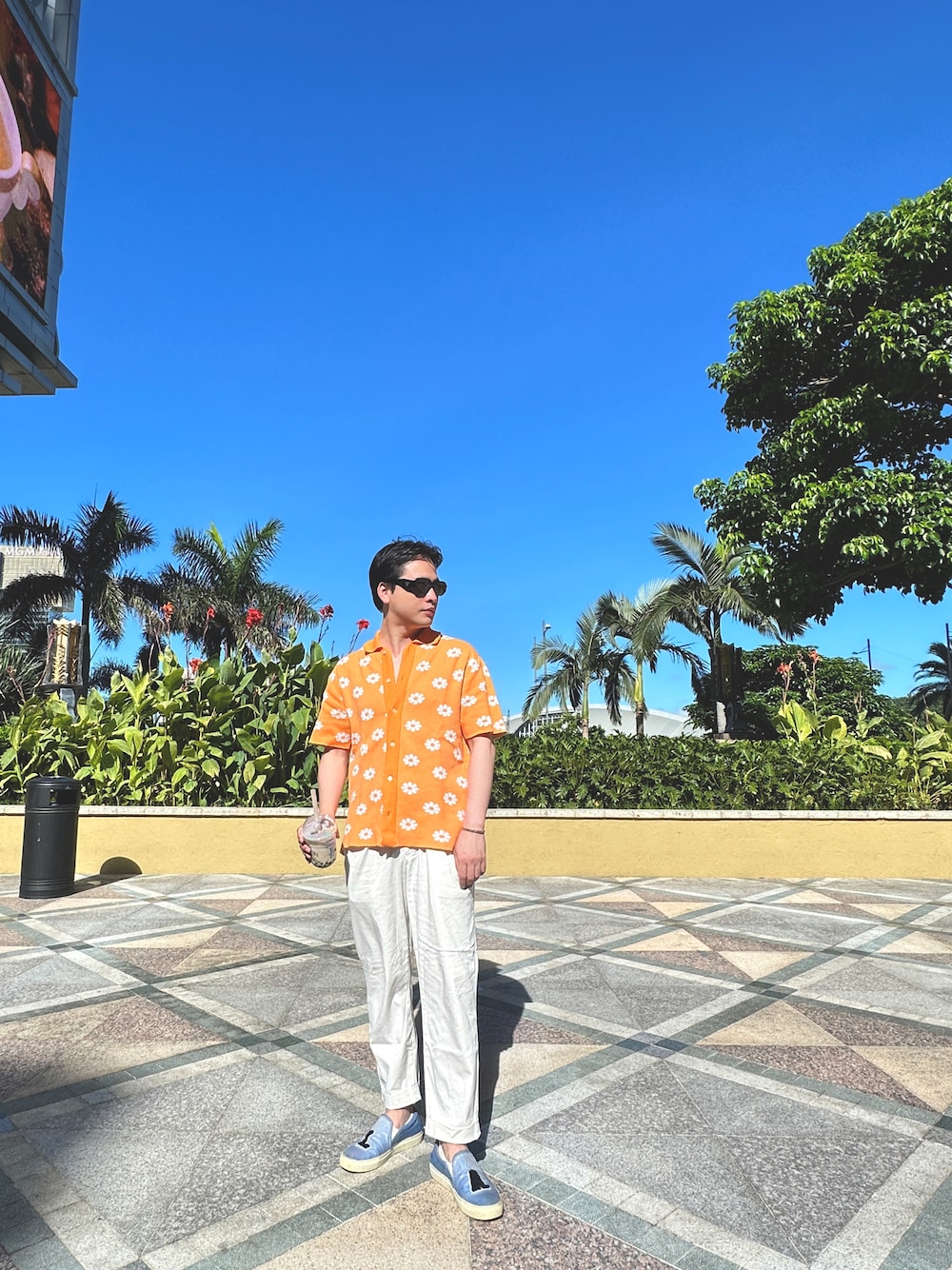 「JACQUEMUSのアイテム（ニット/セーター、オレンジ系）」を使った、Raymond Ipさん（メンズ・172cm）の冬コーディネートの1枚目の写真