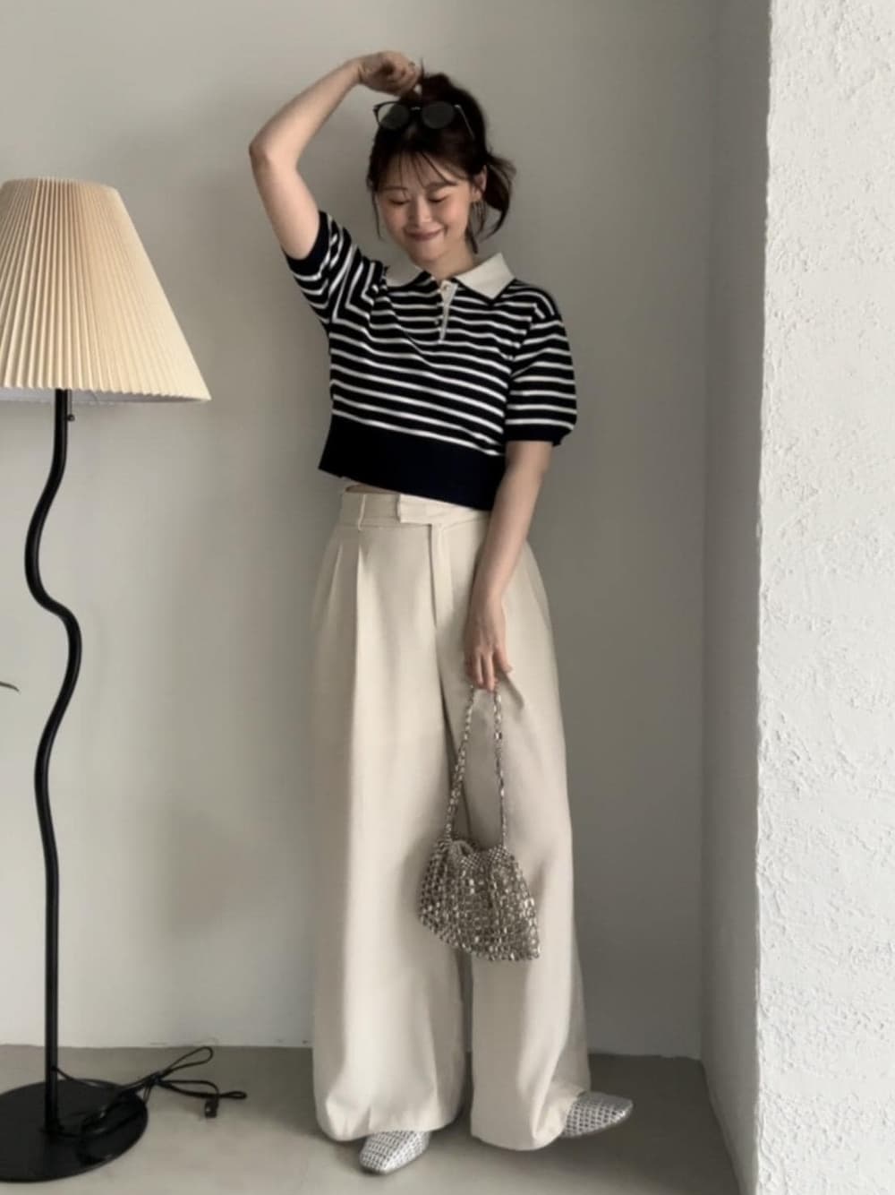 ホワイト系のその他パンツ、シルバー系のパンプスを着用したレディースの夏コーディネートの1枚目の写真