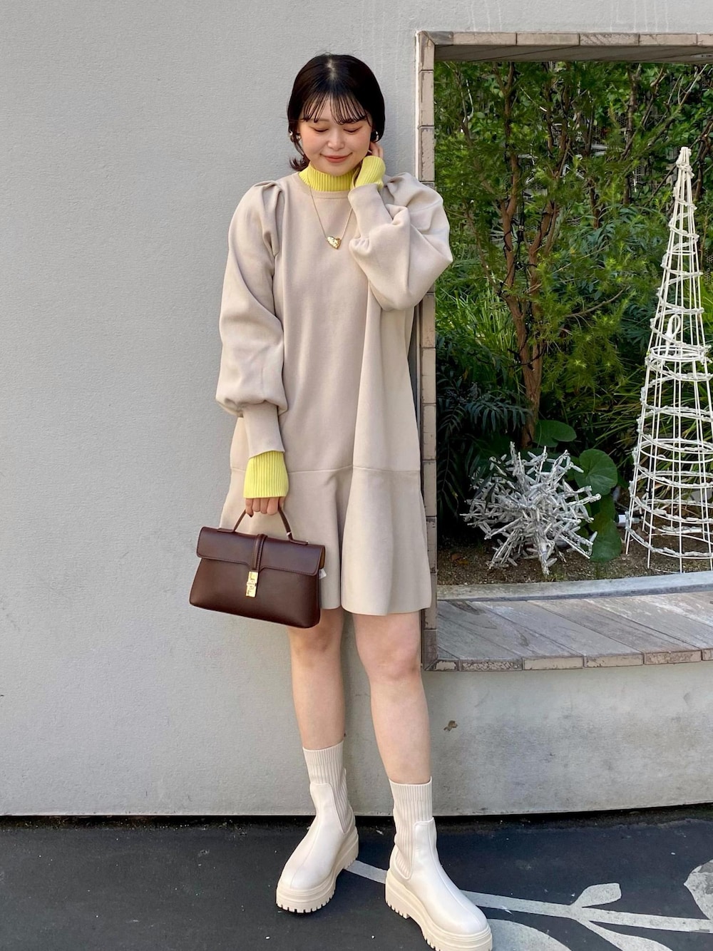 パフスリーブ切り替えミニフレアワンピースを使った人気ファッション