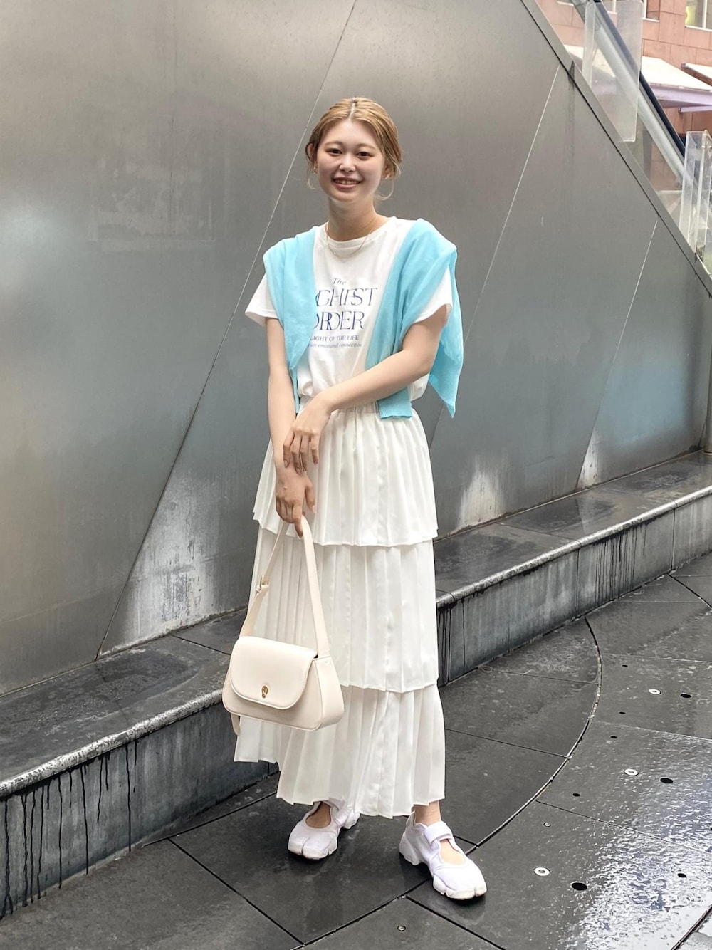 「ロゴT、カーディガン、シアー、バック、ブルー、Tシャツ、ホワイト、スカート、ロング、ティアード、VIS、23SS春夏の新作、機能素材、接触冷感、高身長」｜「VISの【2WAY】キーモチーフショルダーバッグ（ショルダーバッグ、ホワイト系）」を使った、yuiさん（レディース・166cm）の春コーディネートの1枚目の写真