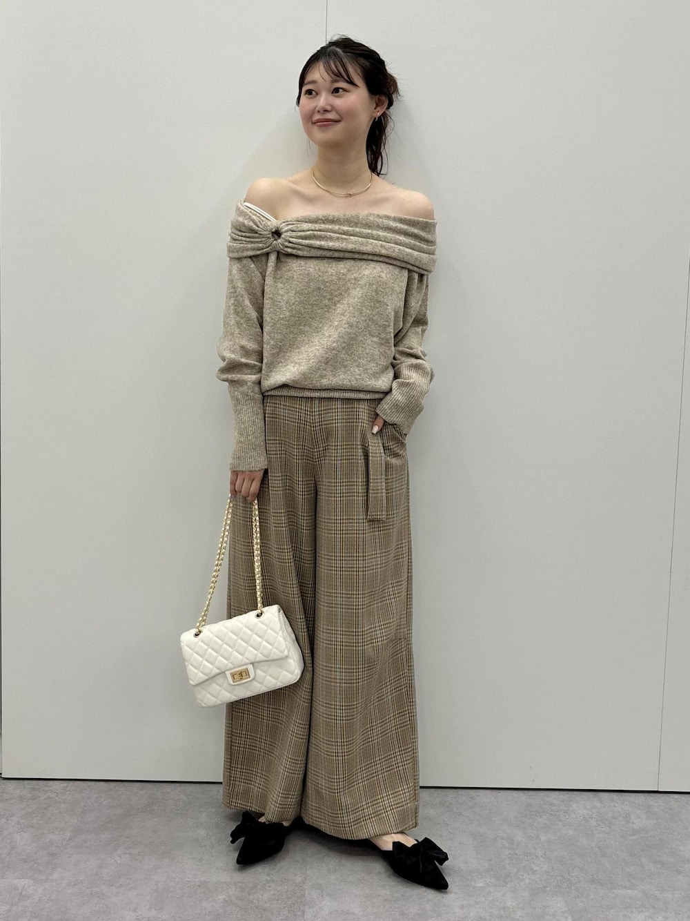 「ホワイト、ミニ、チェーン、チェーンバッグ、ベージュ、プルオーバー、ニット、オフショルダー、ブラウン、ワイド、ローヒール、初秋コーデ、秋コーデ、初冬コーデ、デートコーデ」｜「Juzeのサテンリボンミュール（サンダル、ブラック系）」を使った、yuiさん（レディース・167cm）の夏コーディネートの1枚目の写真