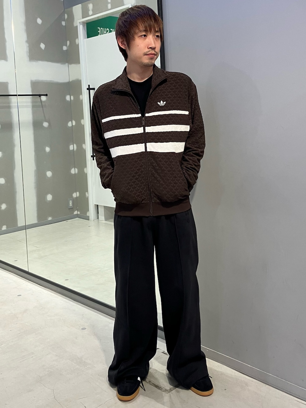 「スウェット、スニーカー、adidas、ジャージ、ワイドパンツ、トラックパンツ、adidas originals、モノグラム、トラックトップ、ハンドボールスペツィアル」｜「adidasのモノグラム トラックトップ / アディダスオリジナルス adidas Originals（その他アウター、ブラウン系）」を使った、YUさん（メンズ・171cm）の冬コーディネートの1枚目の写真