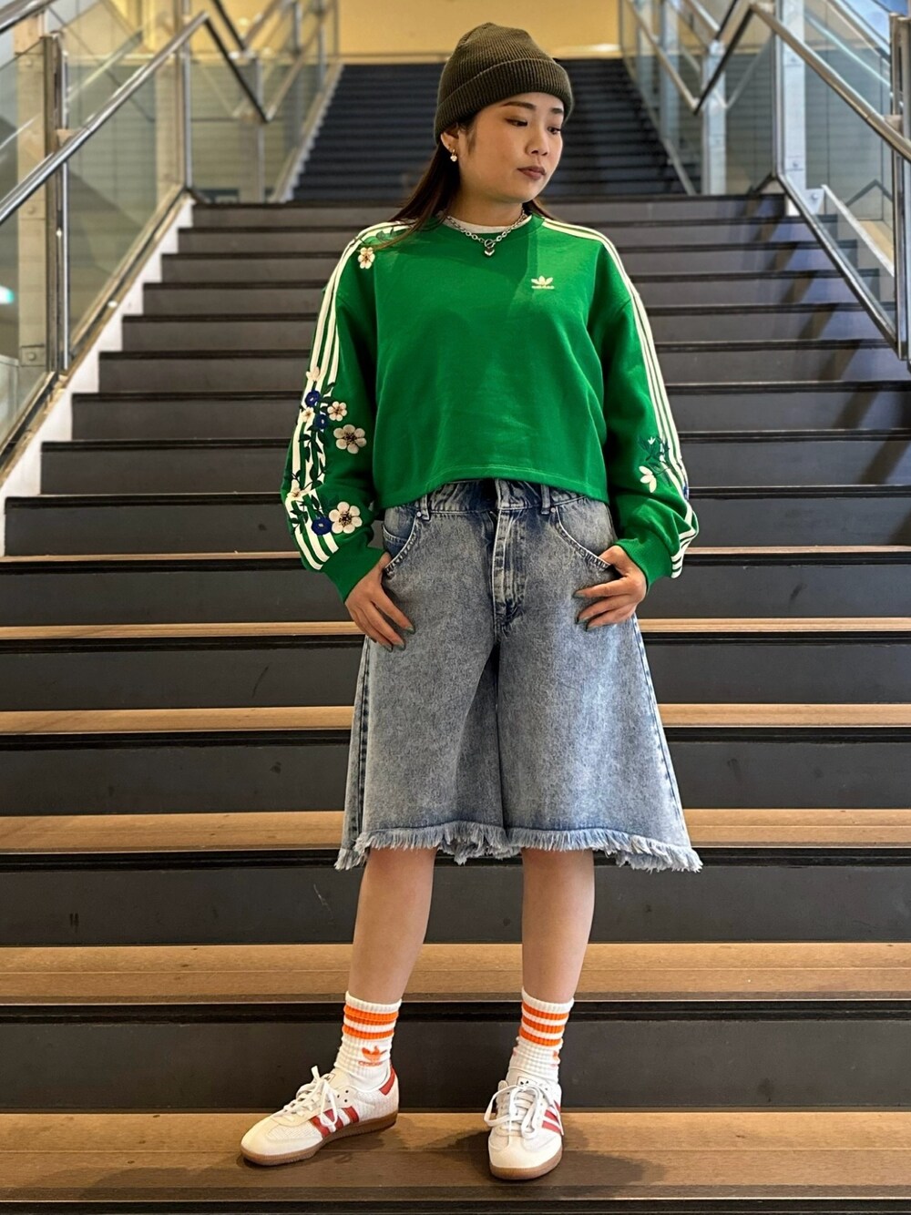 「スウェット、スニーカー、デニム、adidas、トレーナー、アディダス、adidas originals、デニムショーツ、サンバ、クセニア・シュナイダー」｜「adidasのフローラルグラフィック スウェット / アディダスオリジナルス adidas Originals（スウェット、グリーン系）」を使った、mikuさん（レディース・153cm）の春コーディネートの1枚目の写真