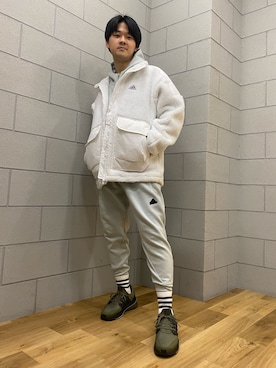 「ランニングシューズ」｜「アイテム（スニーカー、グリーン系）」を使った、rikuさん（メンズ・170cm）の冬コーディネート