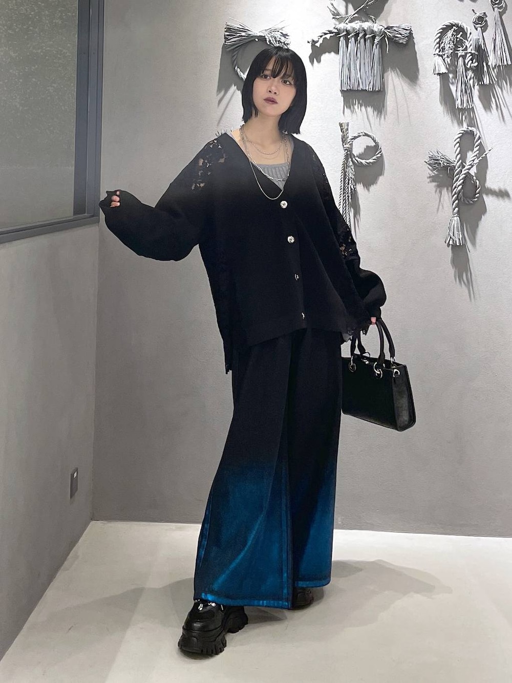 「低身長、モード、個性派、デート/ロマンティック、秋コーデ、骨格ウェーブ、きれいめ、HARE、モノトーン、タンクトップ、ネックレス、カーディガン、ベルト、デニムパンツ、パンツ」｜「HAREの2WAYスクエアラメニットタンクトップ(HARE)（タンクトップ、グレー系）」を使った、ぽんさん（レディース・155cm）の夏コーディネートの1枚目の写真