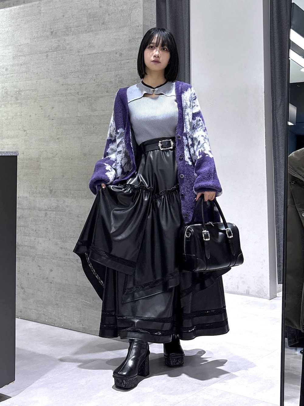 ブラック系のタンクトップ、グレー系のニット/セーター、パープル系のカーディガン/ボレロを着用したレディースの秋コーディネートの1枚目の写真