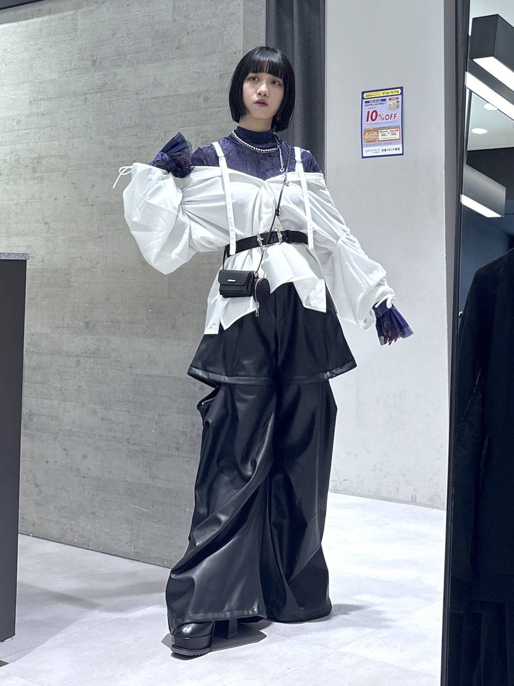 ブラック系のカーゴパンツ、パープル系のTシャツ/カットソー、ホワイト系のシャツ/ブラウスを着用したレディースの秋コーディネートの1枚目の写真