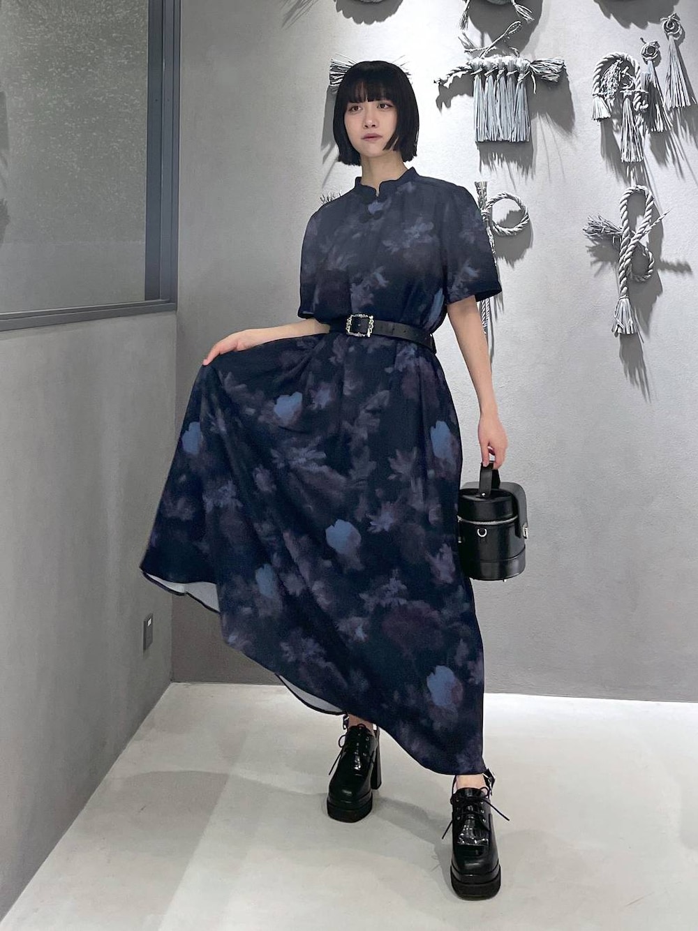 ブラック系のタンクトップ、ブラック系のサンダル、ブラック系のショルダーバッグを着用したレディースの夏コーディネートの1枚目の写真