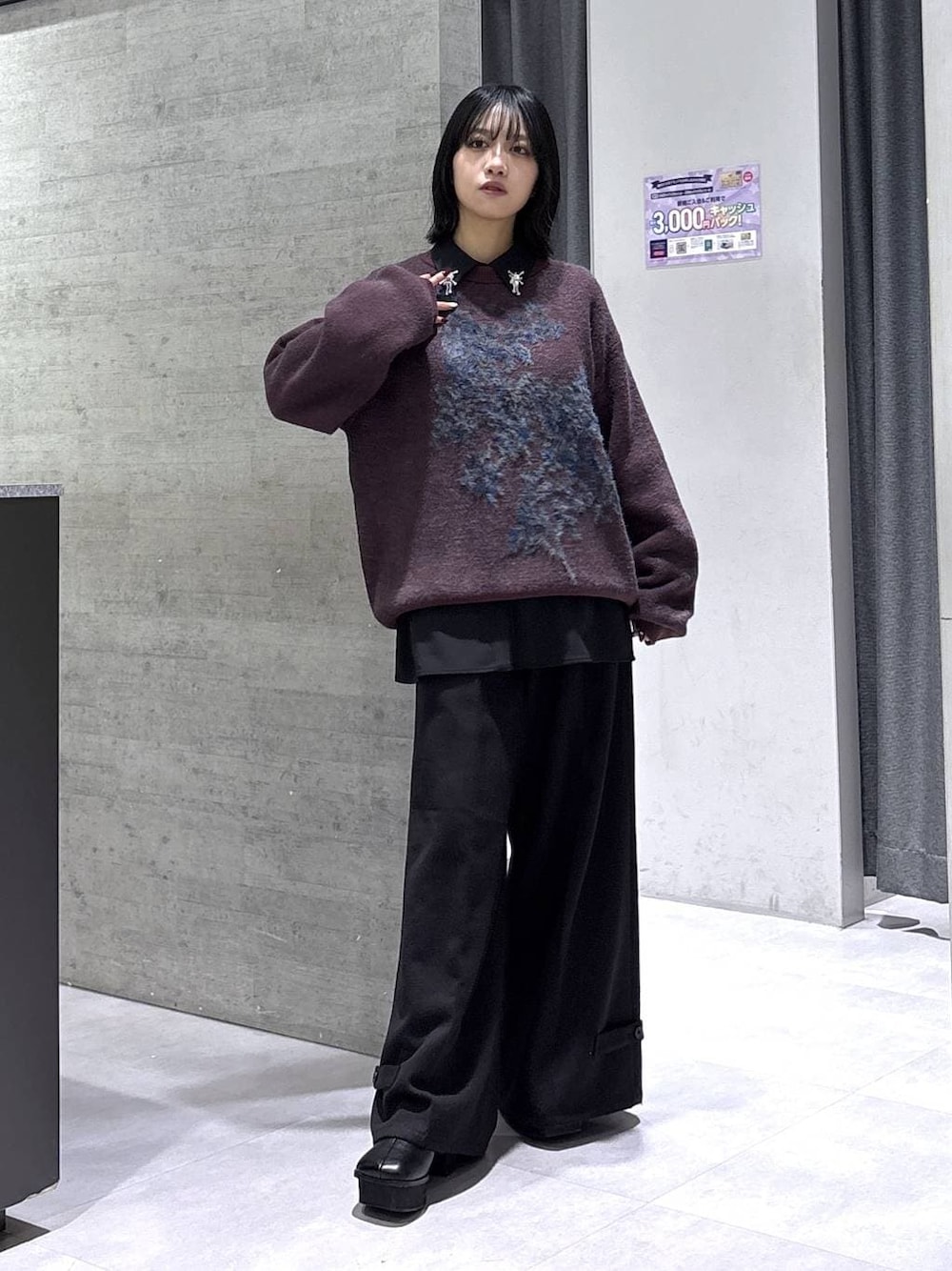 ブラック系のブーツ、レッド系のニット/セーター、ブラック系のスラックスを着用したレディースの秋コーディネートの1枚目の写真