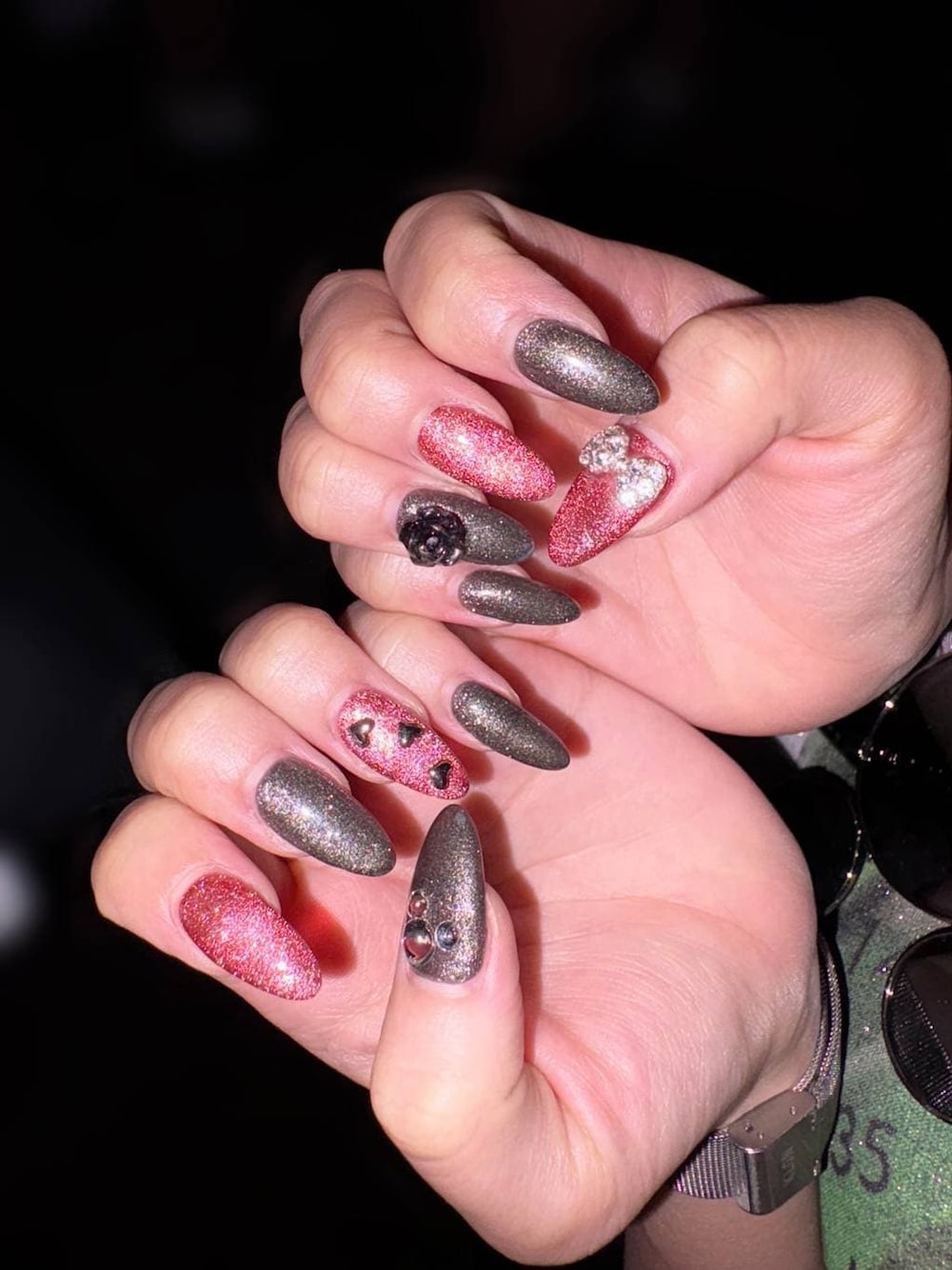 グレー系のパーカーを着用したレディースの秋コーディネートの1枚目の写真