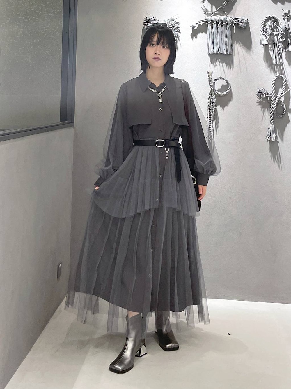 ブラック系のタンクトップ、グレー系のワンピース、ブラウン系のショルダーバッグを着用したレディースの秋コーディネートの1枚目の写真