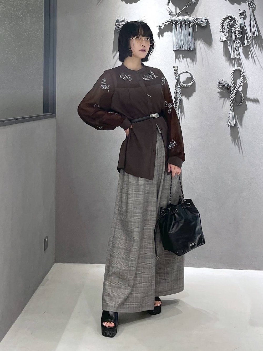 ブラック系のタンクトップ、グレー系のサンダル、ブラウン系のシャツ/ブラウスを着用したレディースの夏コーディネートの1枚目の写真