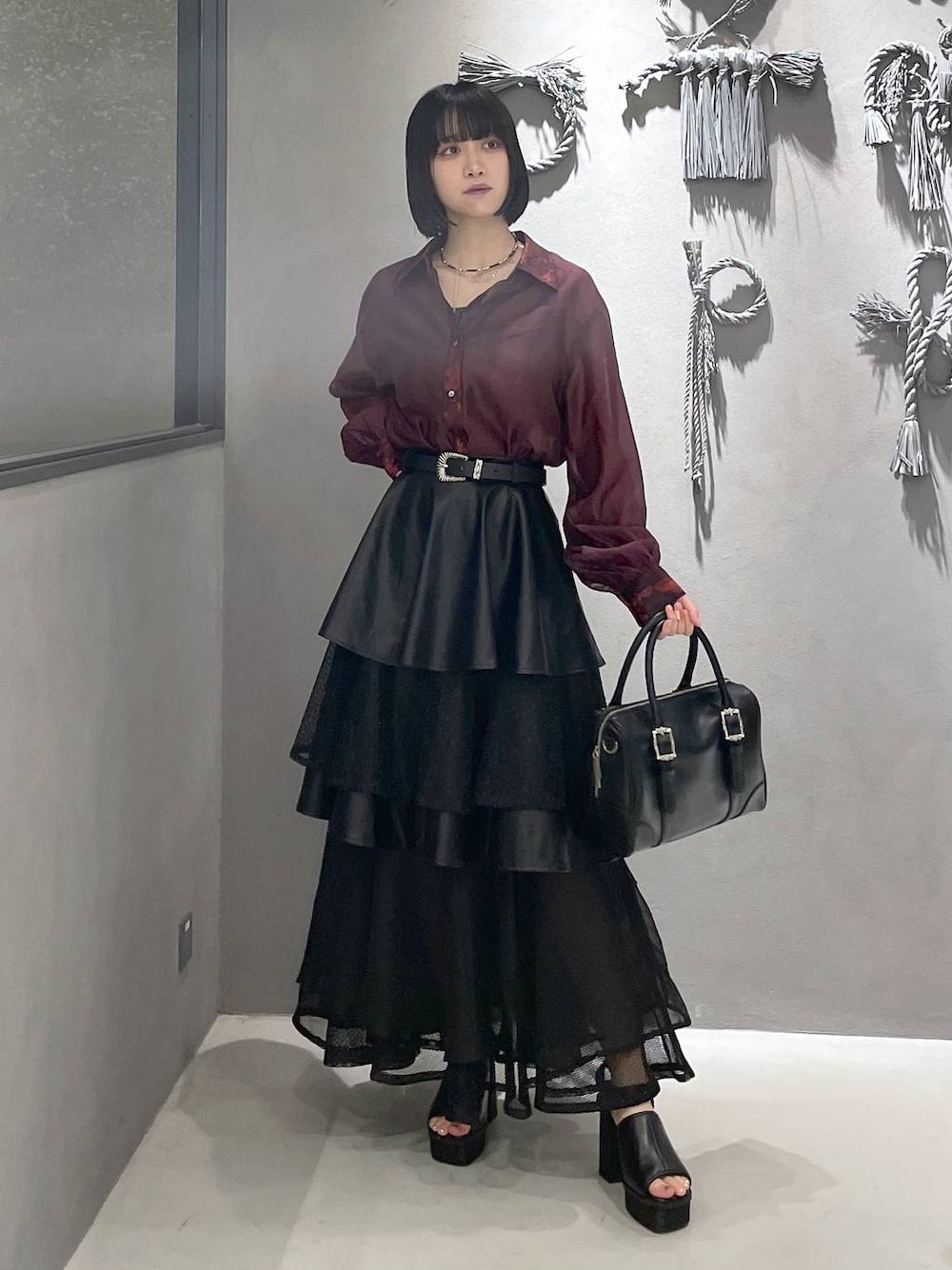 ブラック系のタンクトップ、ブラック系のサンダル、ブラック系のボストンバッグを着用したレディースの夏コーディネートの1枚目の写真