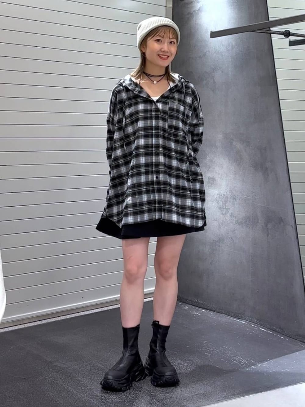 ホワイト系のTシャツ/カットソー、ブラック系のブーツ、ブラック系のパーカーを着用したレディースの秋コーディネートの1枚目の写真