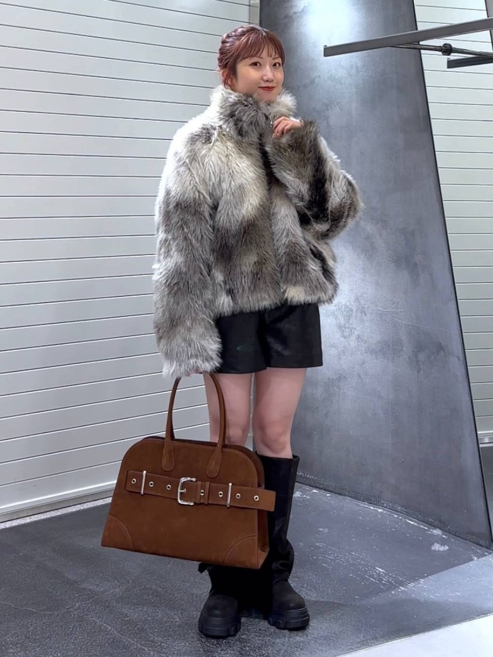 グレー系のブルゾン、ブラック系のブーツ、ブラウン系のショルダーバッグを着用したレディースの秋コーディネートの1枚目の写真