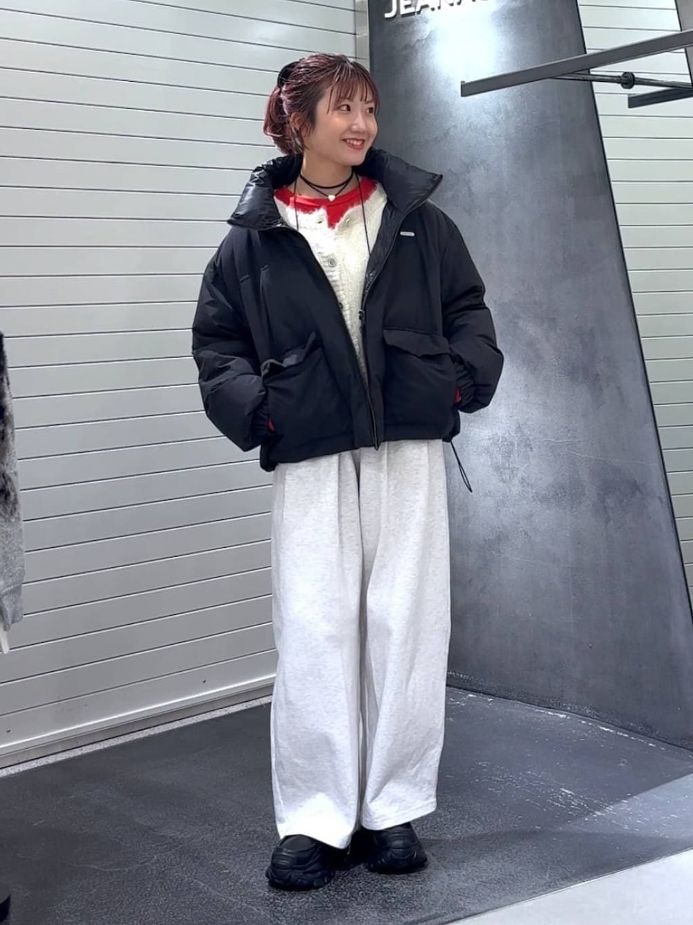 ブラック系のブルゾン、ブラック系のローファー、ベージュ系のスウェットパンツを着用したレディースの冬コーディネートの1枚目の写真