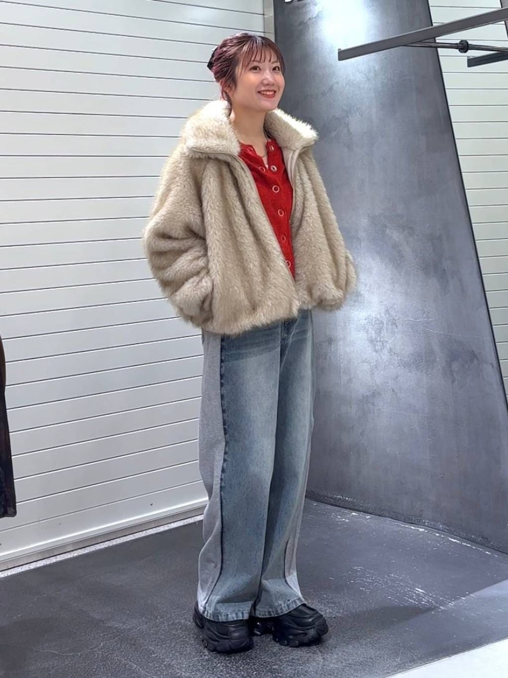 ベージュ系のブルゾン、ホワイト系のTシャツ/カットソー、ブラック系のローファーを着用したレディースの冬コーディネートの1枚目の写真