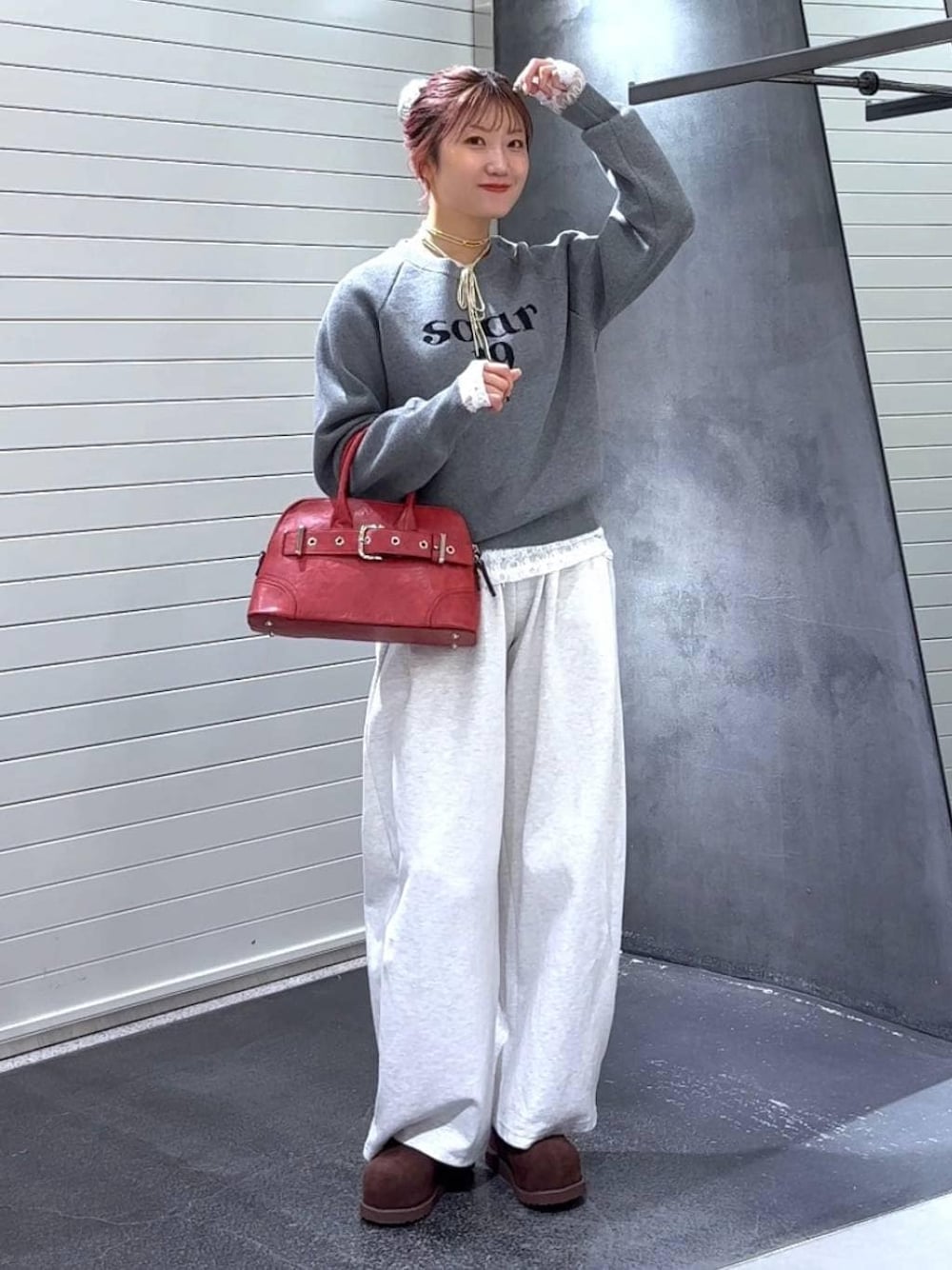 ブラウン系のその他シューズ、レッド系のボストンバッグ、グレー系のニット/セーターを着用したレディースの秋コーディネートの1枚目の写真