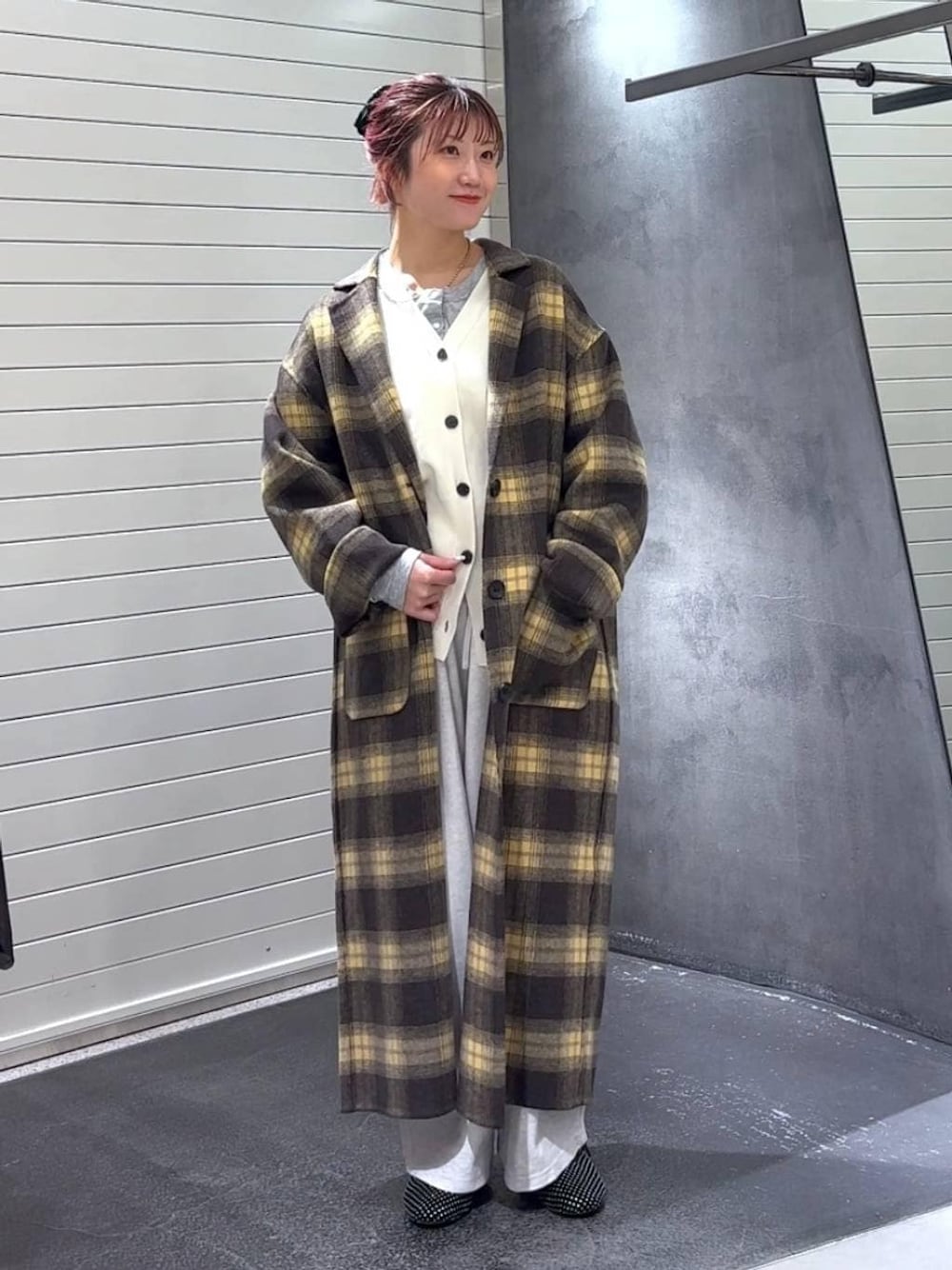 ブラウン系のチェスターコート、ブラック系のパンプス、グレー系のTシャツ/カットソーを着用したレディースの冬コーディネートの1枚目の写真